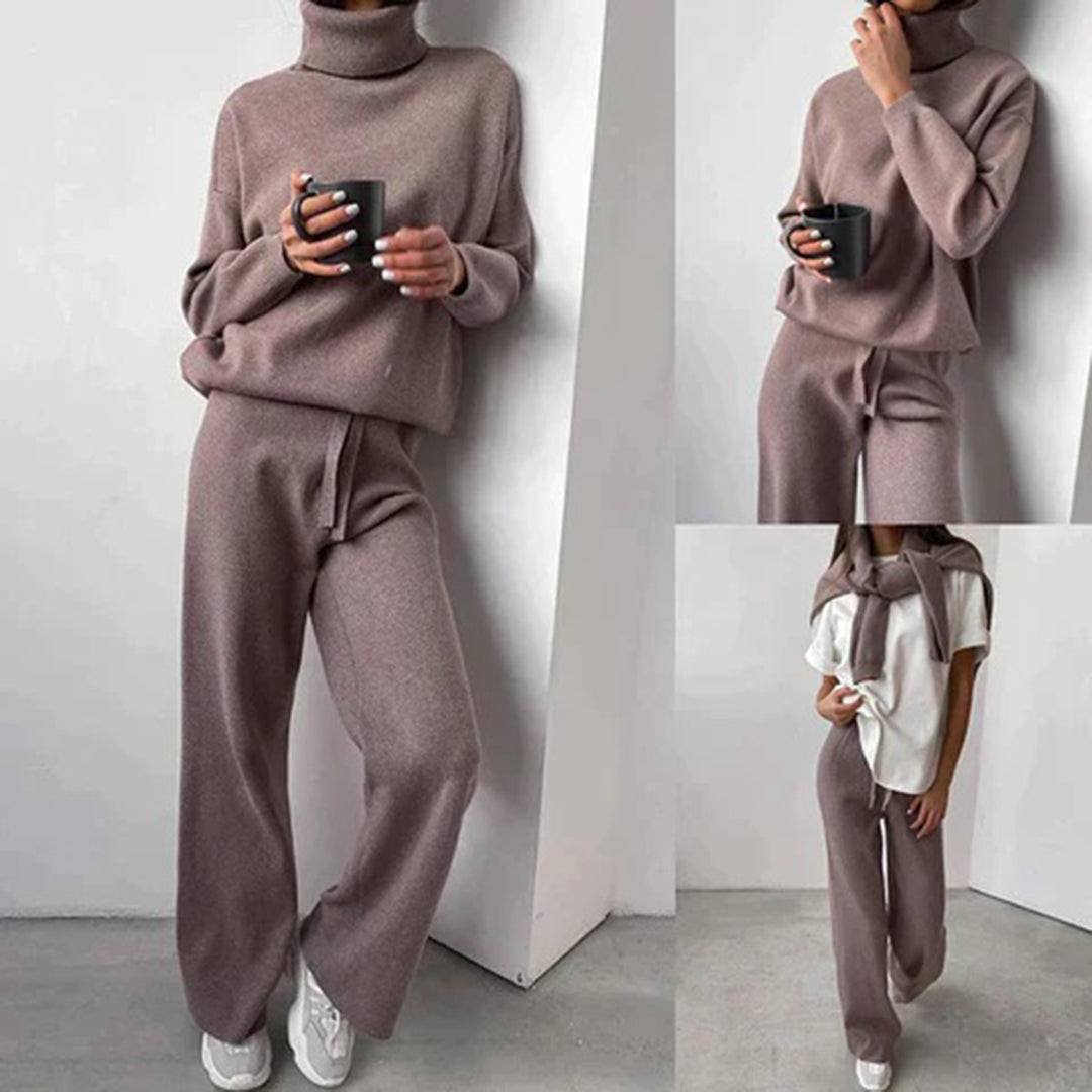 Femme en ensemble décontracté marron, pull col roulé et pantalon ample, tenant une tasse. Mode automne-hiver, tenue confortable et élégante.