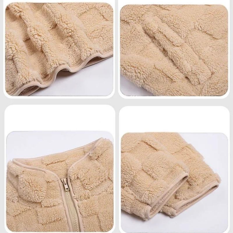 Veste en polaire beige texturée, fermeture éclair, manches longues, design matelassé. Mode hiver, confort, chaleur, style décontracté.