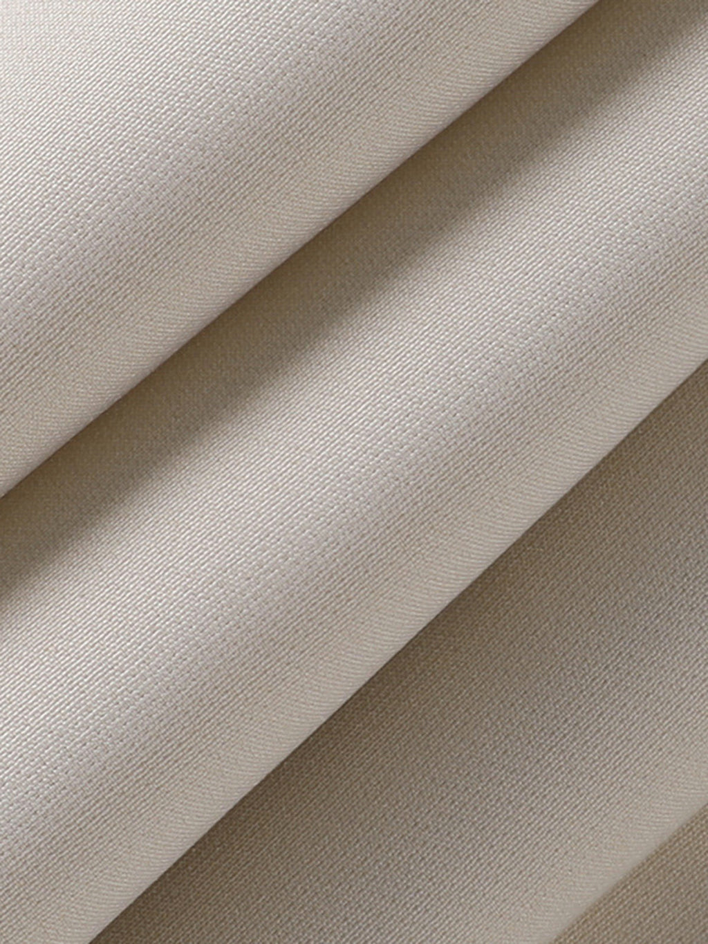 Tissu beige en gros plan, texture en coton, textile doux et plié, idéal pour couture, décoration intérieure, mode et ameublement.