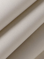 Tissu beige en gros plan, texture en coton, textile doux et plié, idéal pour couture, décoration intérieure, mode et ameublement.