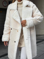 Femme portant un manteau en laine blanc, élégant et chaud, idéal pour l'hiver. Mode féminine, tendance hiver, vêtement chic.