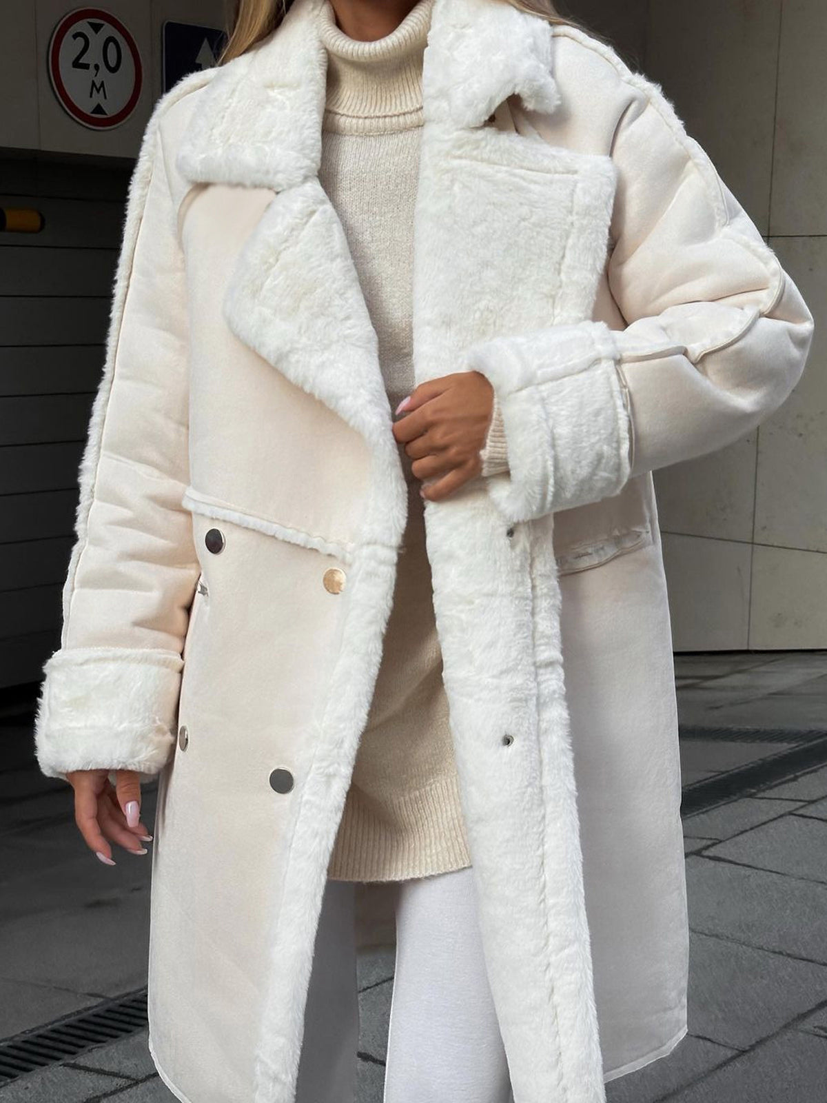 Femme portant un manteau en laine blanc, élégant et chaud, idéal pour l'hiver. Mode féminine, tendance hiver, vêtement chic.