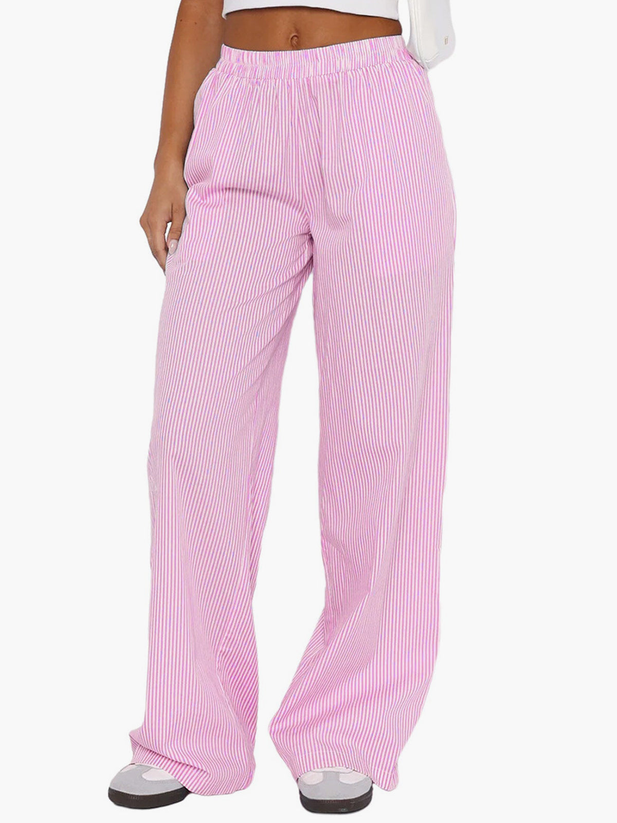 Pantalon large rose à rayures blanches pour femme, taille élastique, style décontracté. Mode féminine, tendance, confortable.