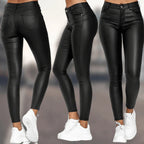 Trois vues de leggings noirs en similicuir pour femme, ajustés et élégants, portés avec des baskets blanches. Mode tendance et confortable.
