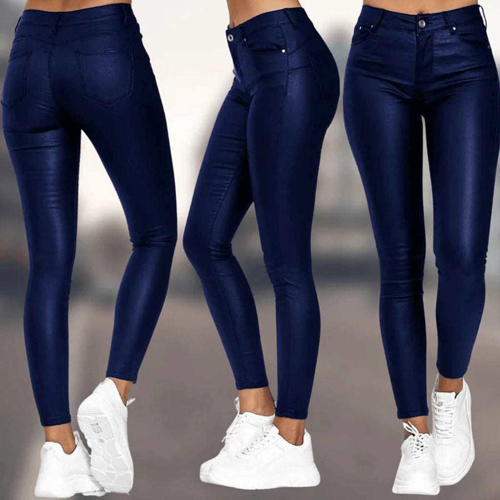 Trois vues de leggings en jean bleu foncé pour femme, taille haute, coupe ajustée, avec poches arrière, portés avec des baskets blanches.
