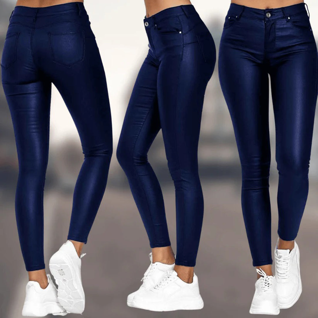 Trois vues de leggings en jean bleu foncé pour femme, taille haute, coupe ajustée, avec poches arrière, portés avec des baskets blanches.