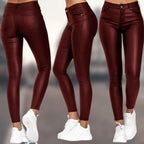Trois vues de leggings en similicuir bordeaux, taille haute, portés avec des baskets blanches. Mode féminine, pantalon tendance, style urbain.