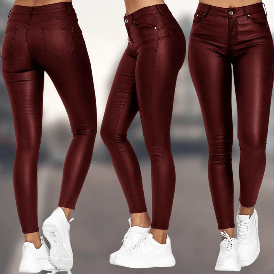 Trois vues de leggings en similicuir bordeaux, taille haute, portés avec des baskets blanches. Mode féminine, pantalon tendance, style urbain.