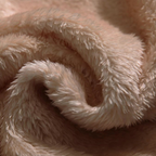 Texture douce de tissu en fausse fourrure beige, gros plan. Idéal pour décoration intérieure, couverture chaude, textile luxueux.