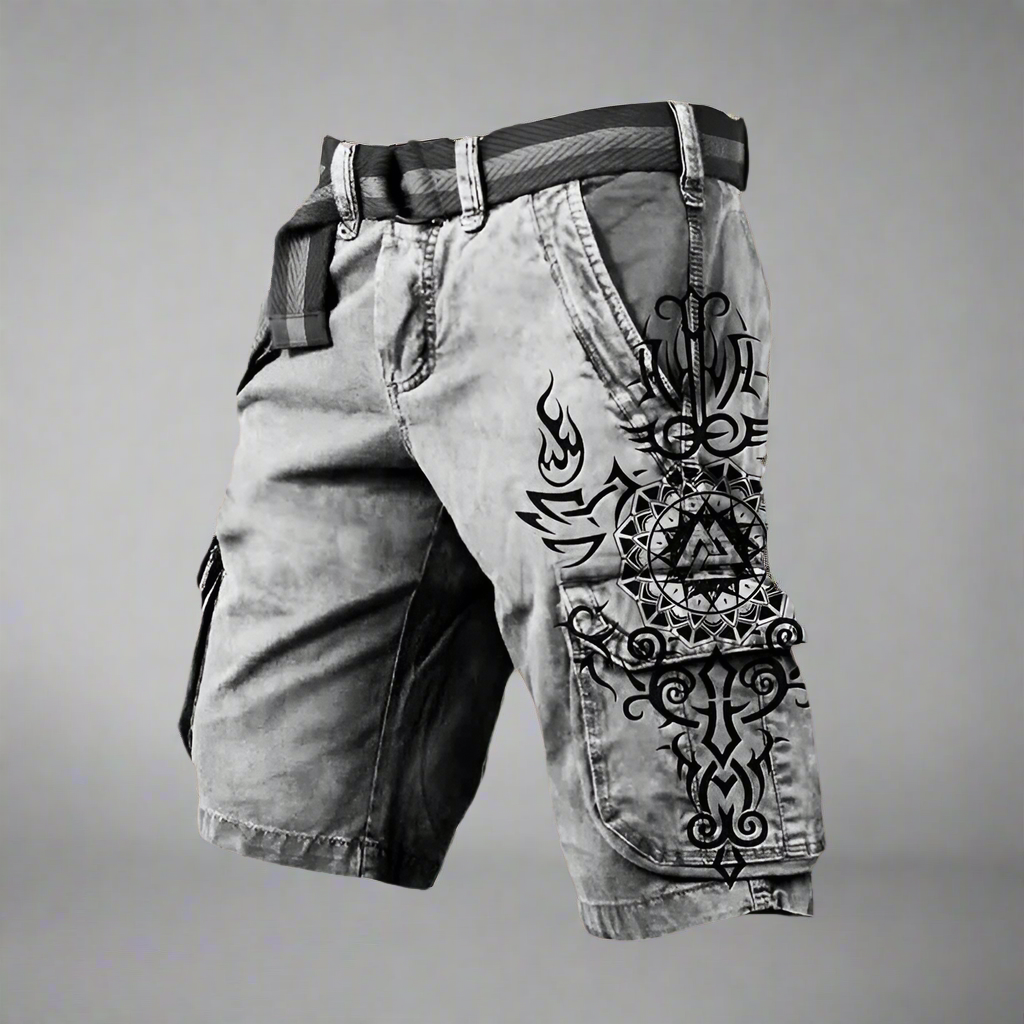 Short cargo gris avec ceinture noire, motif tribal noir sur la jambe droite. Style urbain, mode décontractée, tendance streetwear.