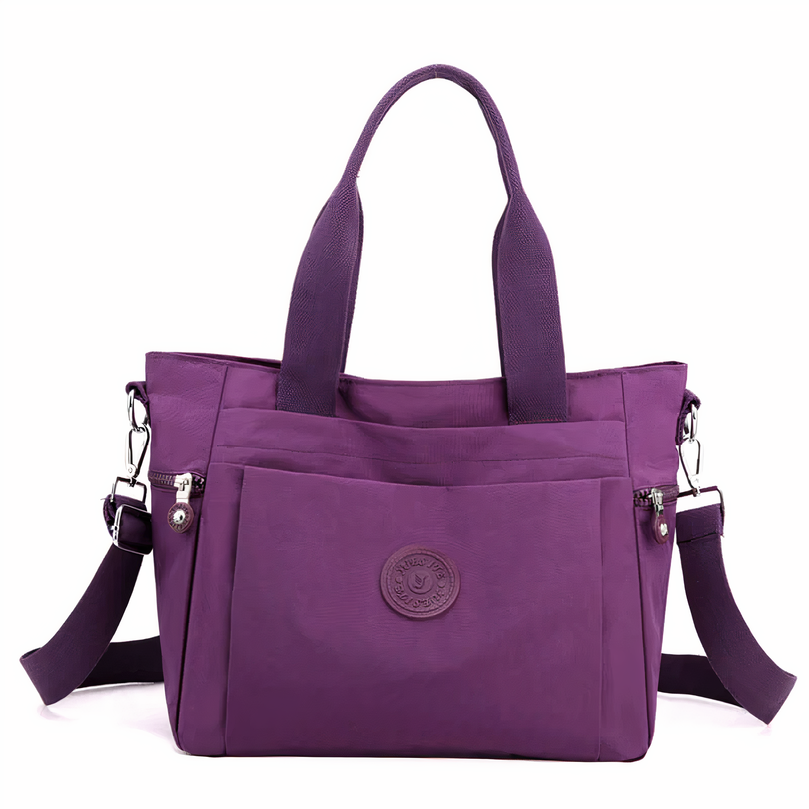 Sac à main violet en nylon avec bandoulière amovible, poches extérieures zippées et logo central. Accessoire mode femme tendance et pratique.
