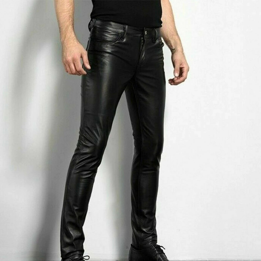 Pantalon en cuir noir pour homme, ajusté et élégant, idéal pour un look moderne et tendance. Mode masculine, style urbain chic.