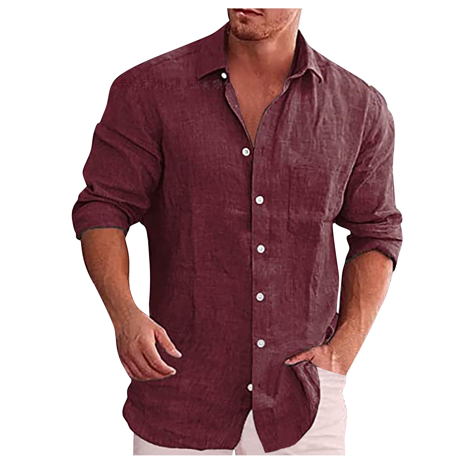 Chemise en lin rouge bordeaux pour homme, manches longues, col classique, boutons blancs, tenue décontractée élégante, mode masculine tendance.