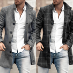 Homme portant un manteau en tweed gris, chemise blanche et jean décontracté, mode masculine élégante, style automne-hiver urbain.