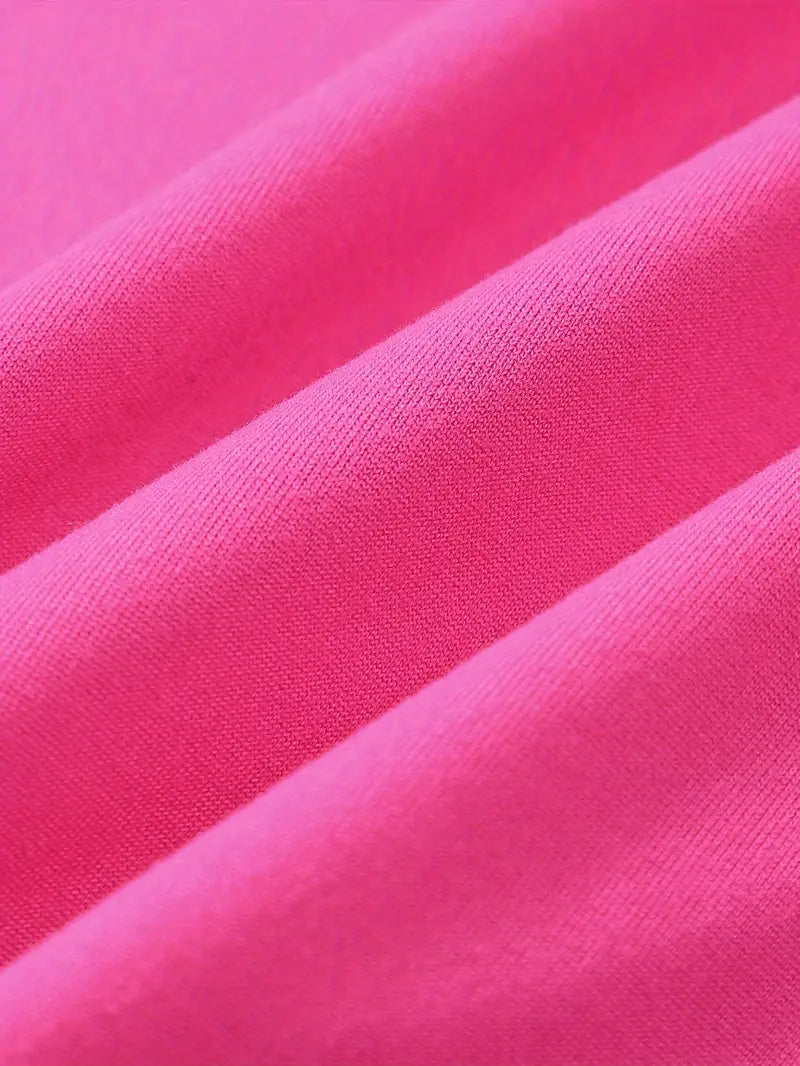 Tissu rose vif en gros plan, texture douce et lisse, idéal pour la mode et la décoration intérieure. Textile coloré et tendance.