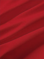 Tissu rouge plissé, texture douce et uniforme, idéal pour la mode et la décoration intérieure. Couleur vive et élégante.