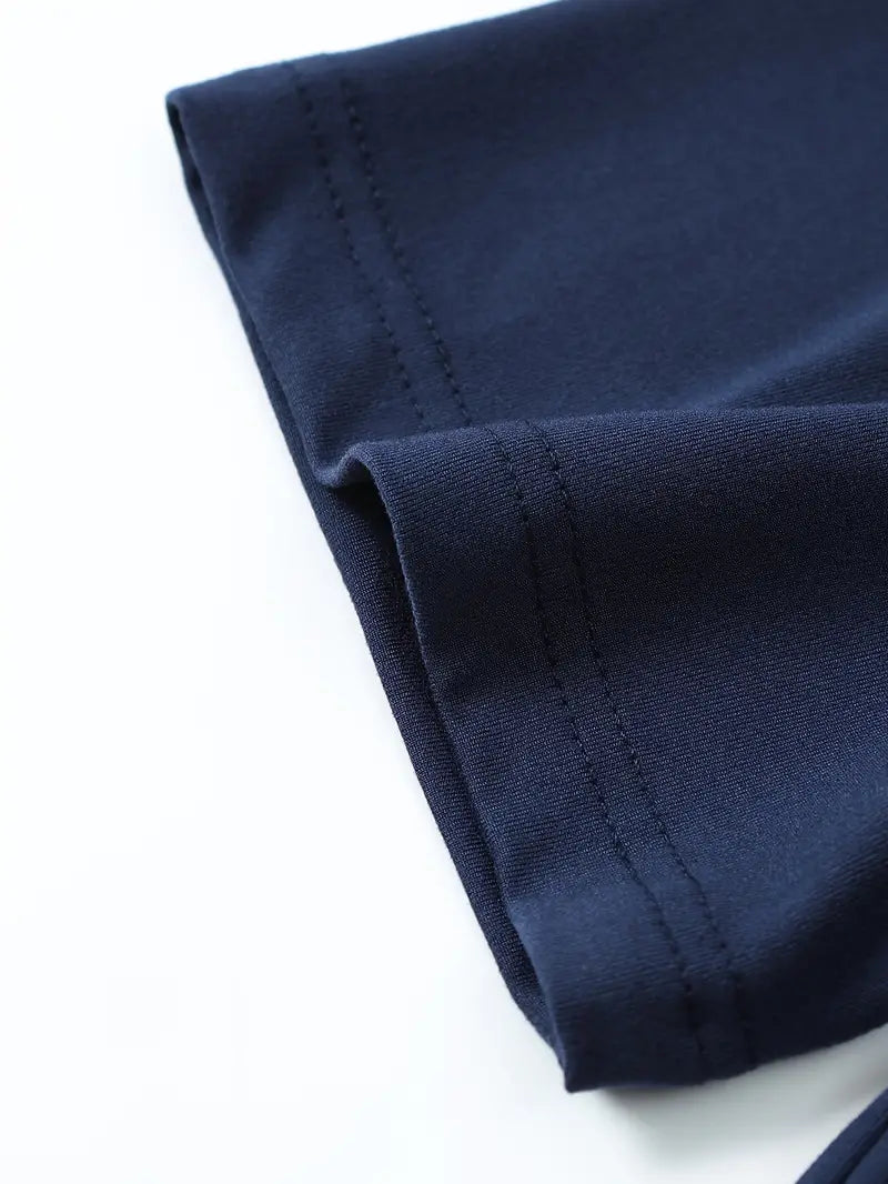 Ourlet de tissu bleu marine en gros plan, montrant des coutures précises et une texture lisse. Mode, textile, couture, vêtement.