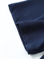 Ourlet de tissu bleu marine en gros plan, montrant des coutures précises et une texture lisse. Mode, textile, couture, vêtement.