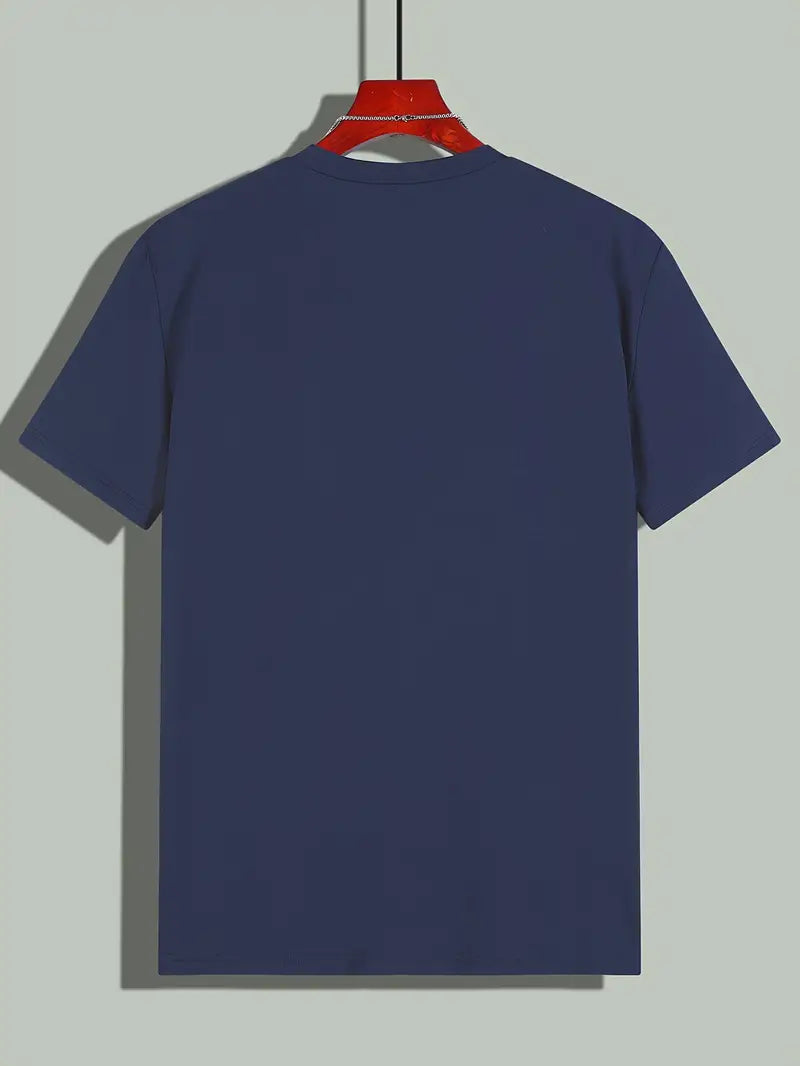 T-shirt bleu marine uni sur cintre rouge, fond gris clair. Mode décontractée, vêtement basique, style minimaliste, prêt-à-porter homme.