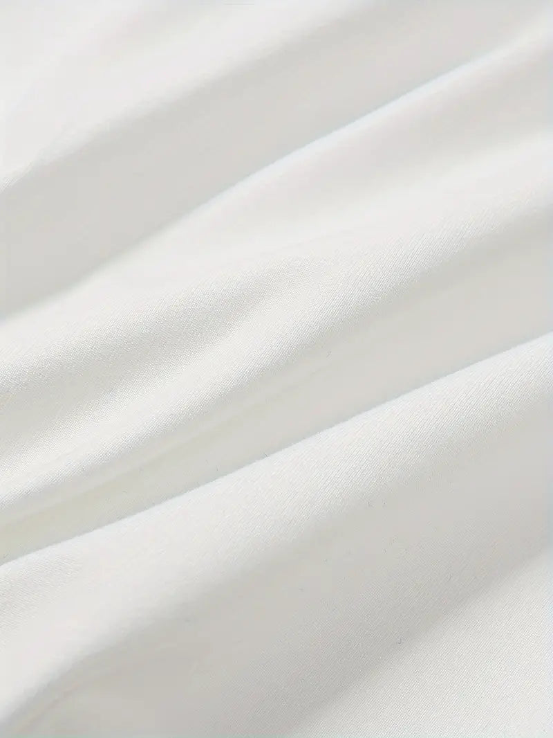 Tissu blanc en coton doux, texture lisse et ondulée, idéal pour vêtements confortables et linge de maison. Qualité supérieure, polyvalent.