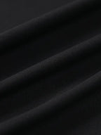 Tissu noir en coton, texture douce et lisse, idéal pour la couture et la mode. Matériau de haute qualité, parfait pour vêtements élégants.