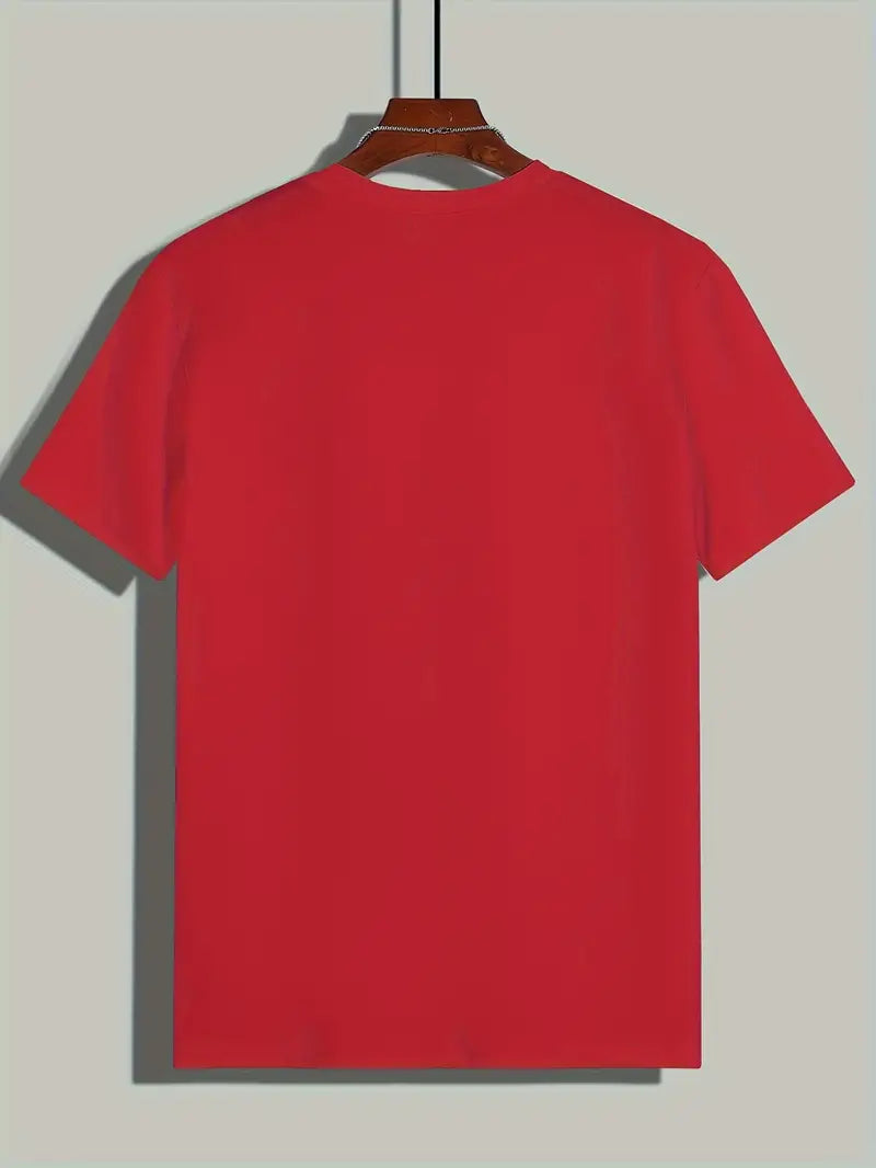 T-shirt rouge uni suspendu sur un cintre en bois, fond gris clair. Mode décontractée, vêtement basique, style minimaliste.