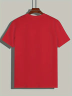 T-shirt rouge uni suspendu sur un cintre en bois, fond gris clair. Mode décontractée, vêtement basique, style minimaliste.