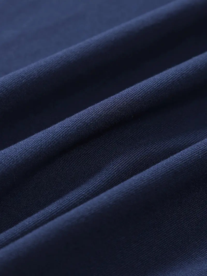 Tissu bleu marine en coton, texture douce et lisse, idéal pour vêtements et décoration intérieure. Textile de haute qualité, tendance et polyvalent.