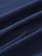 Tissu bleu marine en coton, texture douce et lisse, idéal pour vêtements et décoration intérieure. Textile de haute qualité, tendance et polyvalent.