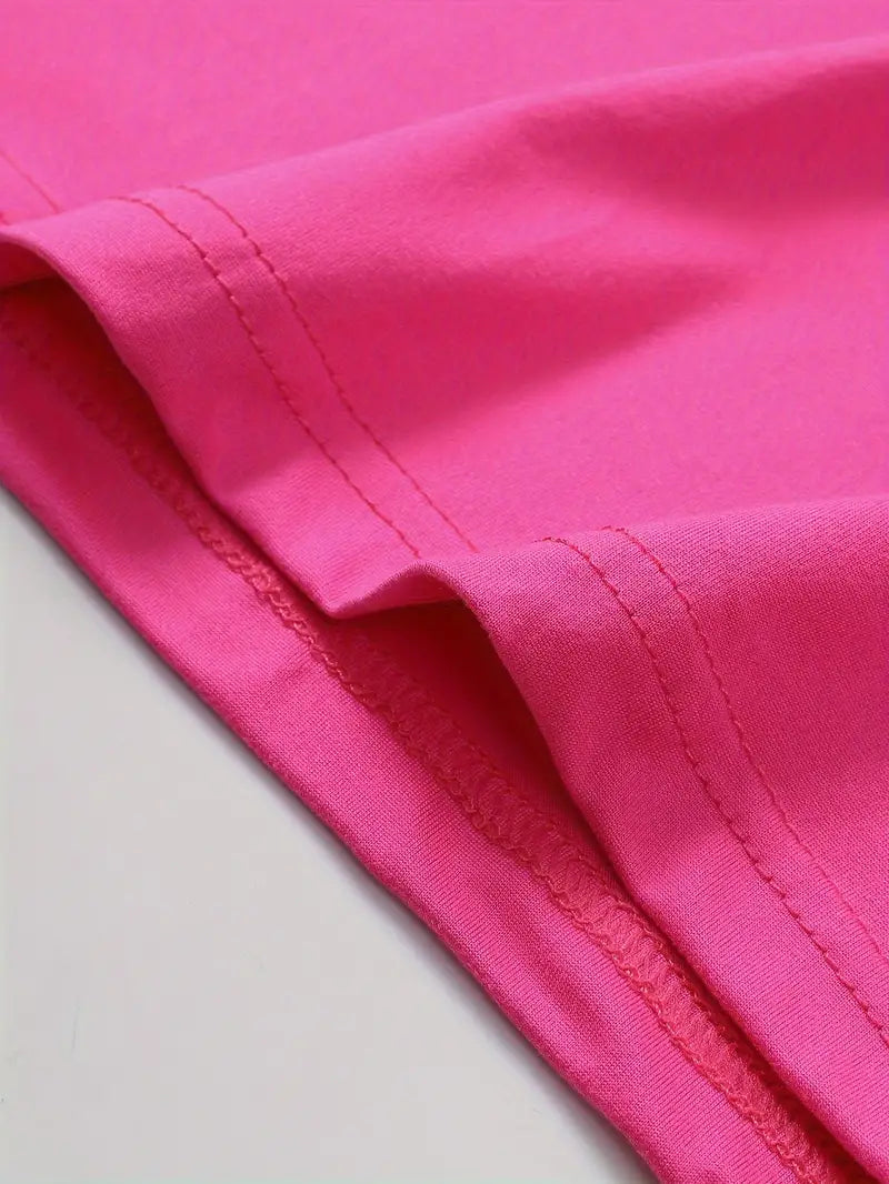 Tissu rose vif en coton, gros plan sur les coutures. Matériau doux et confortable, idéal pour vêtements de mode et accessoires textiles.