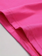 Tissu rose vif en coton, gros plan sur les coutures. Matériau doux et confortable, idéal pour vêtements de mode et accessoires textiles.