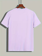 T-shirt violet uni en coton suspendu sur un cintre en bois, fond gris. Mode décontractée, vêtement basique, style minimaliste.