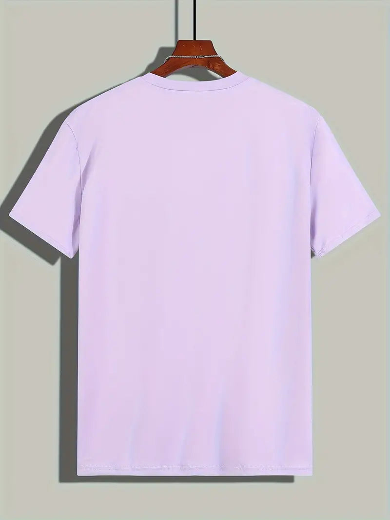 T-shirt violet uni en coton suspendu sur un cintre en bois, fond gris. Mode décontractée, vêtement basique, style minimaliste.