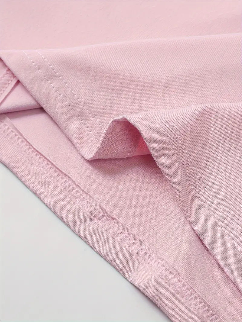 Tissu rose en coton doux, gros plan sur les coutures et l'ourlet. Textile de haute qualité pour vêtements confortables et durables.