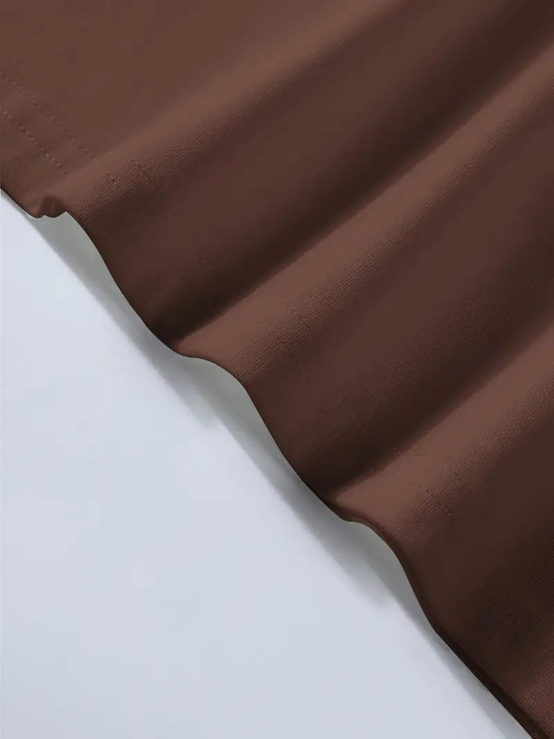Tissu marron ondulé sur fond blanc, texture douce et élégante, idéal pour couture, décoration intérieure, mode et design textile.