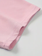 Manche de t-shirt rose en coton, couture soignée, tissu doux et confortable, mode décontractée, vêtement tendance pour toutes saisons.