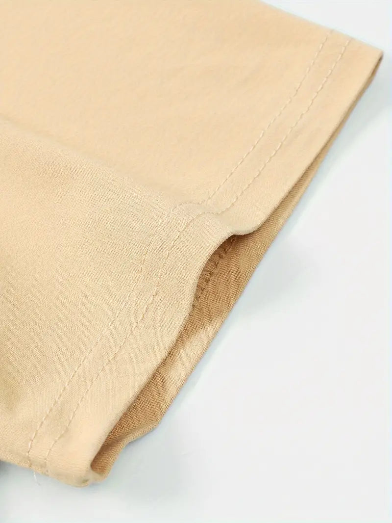 Manche de t-shirt beige en coton, couture visible, tissu doux et confortable, mode décontractée, vêtement basique, style minimaliste.
