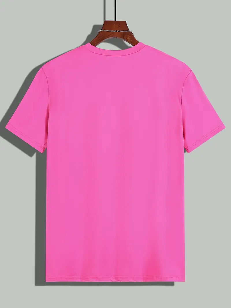 T-shirt rose uni pour homme, manches courtes, col rond, suspendu sur un cintre en bois, fond gris clair. Mode décontractée, vêtement basique.