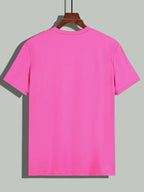 T-shirt rose uni pour homme, manches courtes, col rond, suspendu sur un cintre en bois, fond gris clair. Mode décontractée, vêtement basique.