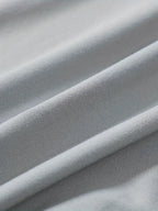 Tissu en coton gris clair, texture douce et lisse, gros plan. Idéal pour vêtements confortables, mode durable, textile de haute qualité.