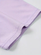 Manche de t-shirt en coton lavande, couture fine, tissu doux. Mode décontractée, vêtement tendance, couleur pastel, style minimaliste.