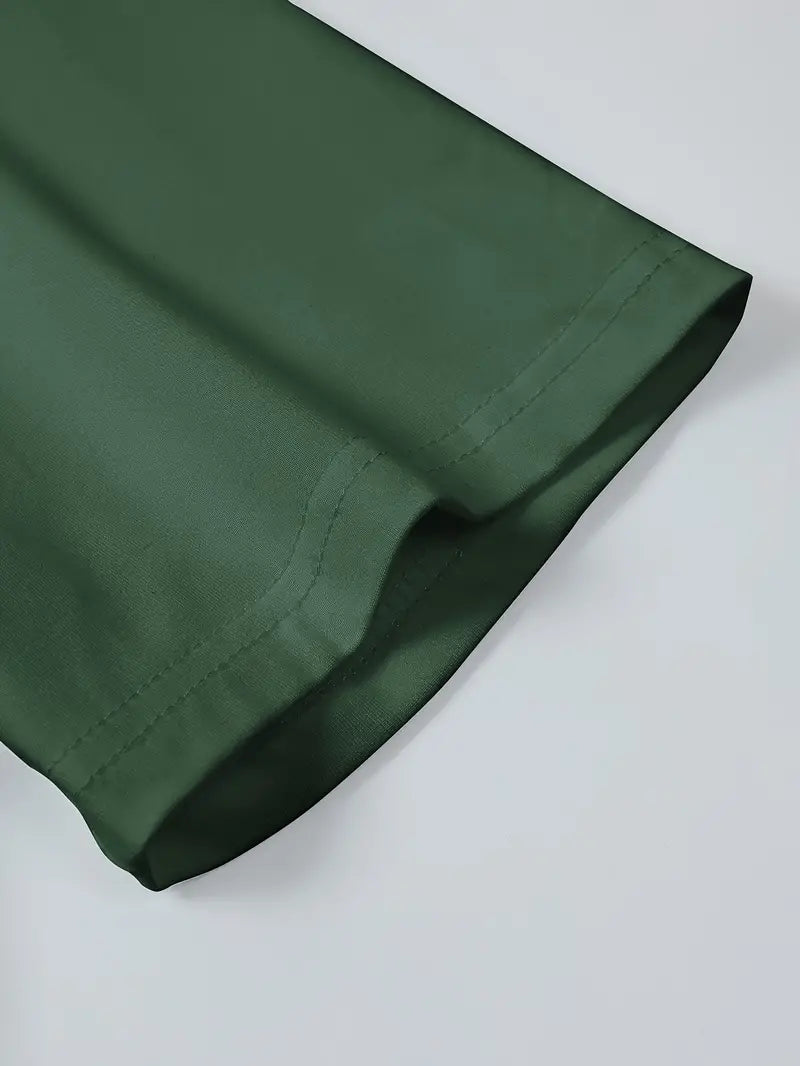 Manche de chemise verte en satin, tissu lisse et brillant, mode élégante, vêtement tendance, détail couture soignée.