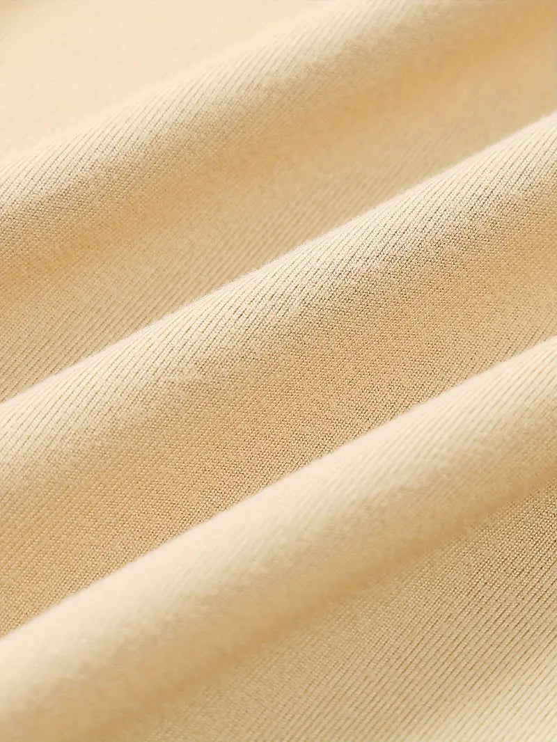 Texture de tissu en coton beige, gros plan. Surface douce et plissée, idéale pour vêtements confortables. Mode, textile, tissu naturel.