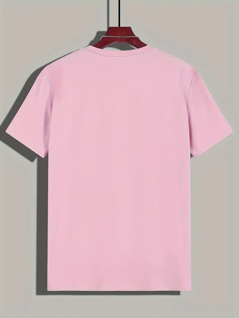 T-shirt rose uni suspendu sur un cintre, fond gris. Mode décontractée, vêtement basique, style minimaliste, tendance été.