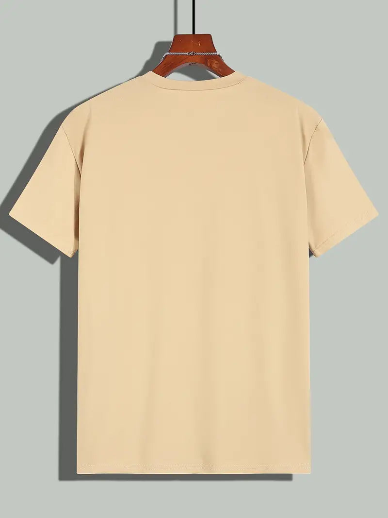 T-shirt beige uni pour homme, manches courtes, col rond, suspendu sur un cintre en bois. Mode décontractée, vêtement basique, style minimaliste.