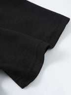 Manche de t-shirt noir en coton, couture fine, tissu doux et confortable, mode basique, vêtement essentiel, style décontracté.