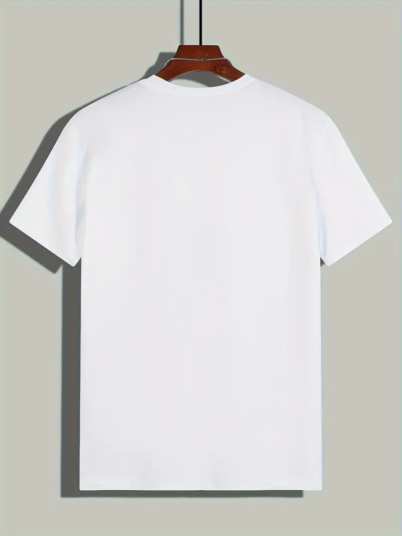 T-shirt blanc uni sur cintre, fond gris. Mode basique, vêtement casual, coton confortable. Idéal pour homme ou femme, style minimaliste.