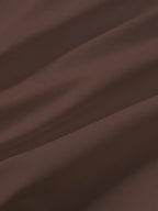 Tissu marron foncé en gros plan, texture douce et ondulée, idéal pour la mode et la décoration intérieure. Textile élégant et polyvalent.