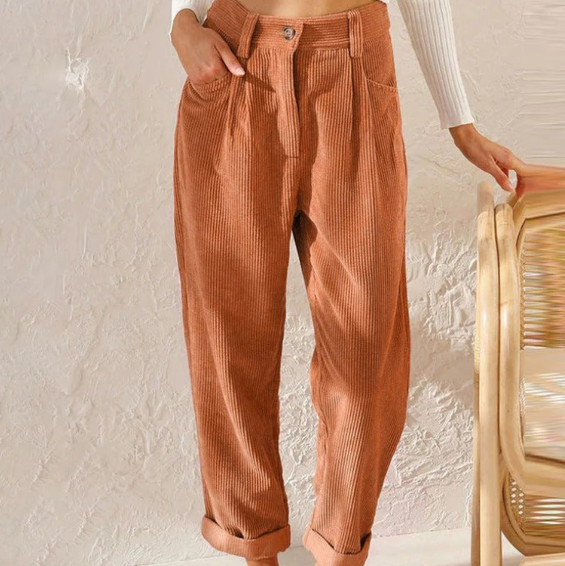 Pantalon en velours côtelé marron pour femme, taille haute, coupe ample, style décontracté, mode automne-hiver, tendance élégante et confortable.
