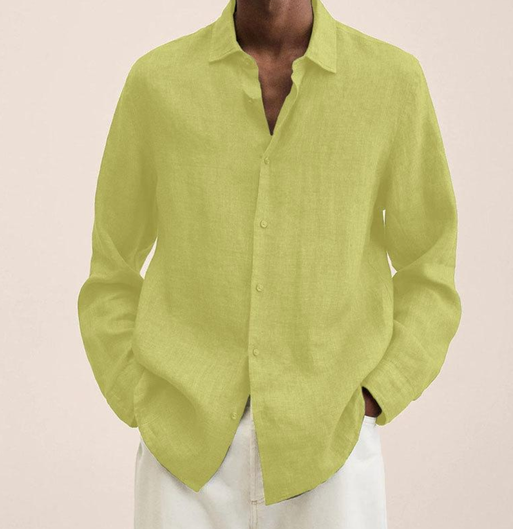 Chemise en lin vert clair pour homme, manches longues, col classique, style décontracté, idéale pour l'été, portée avec un pantalon blanc.